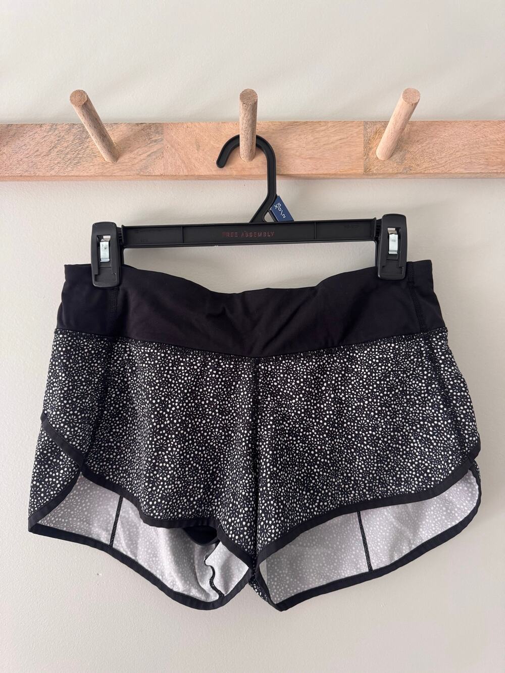 Lululemon Speed Up Short Size 4 Freckle Flower Black/White 2.5"